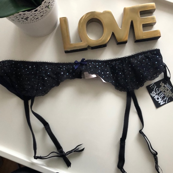 Victoria’s Secret Garterbelt- M\L - Picture 1 of 3